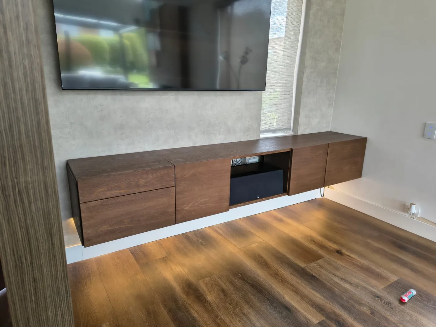 Mueble flotante de TV en nogal con luz LED, instalado