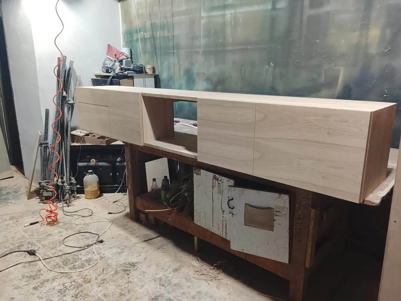 Mueble de TV en madera cruda dentro del taller